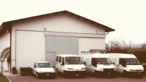 Immagine dei capannone con automezzi